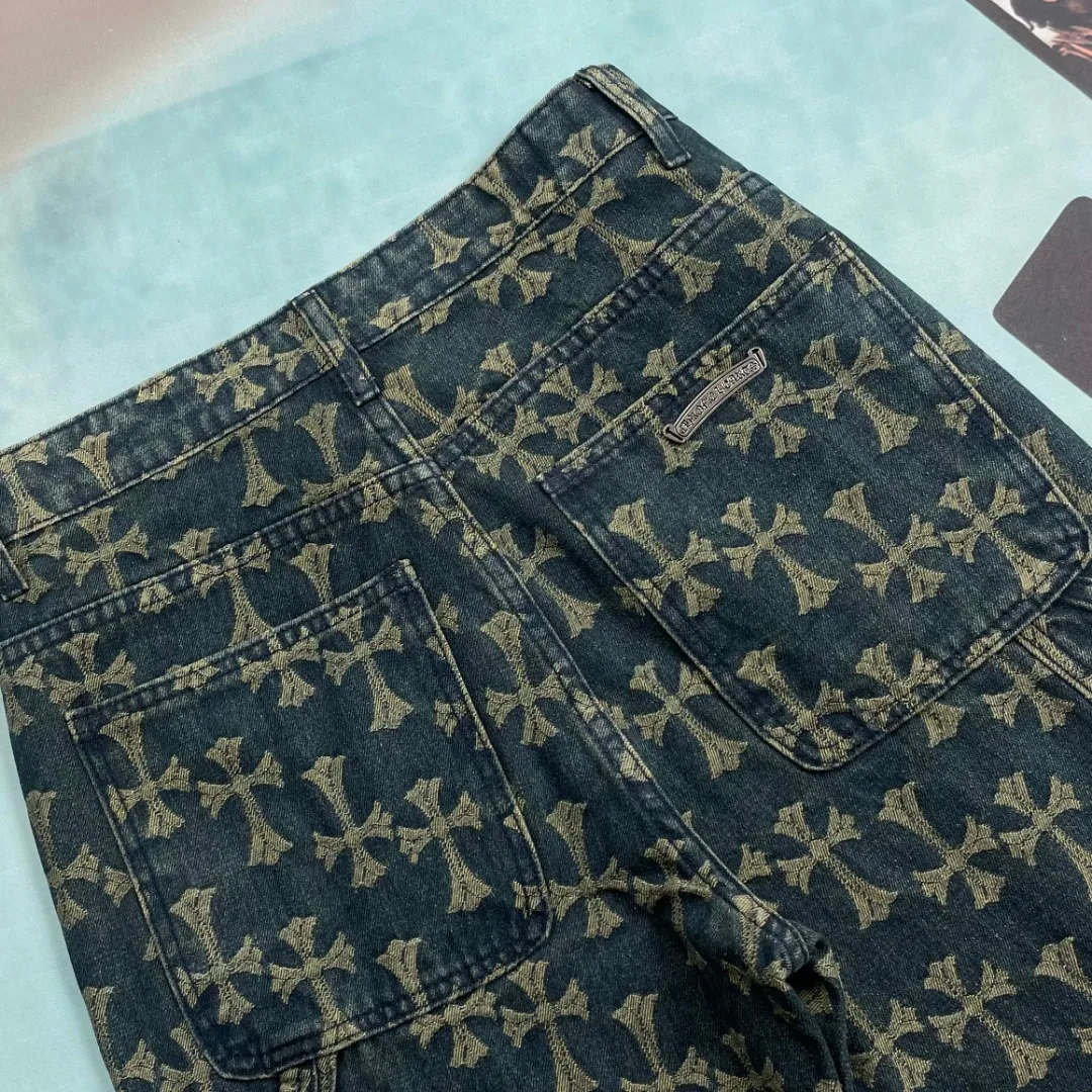 🅿️250 🔘Style No.-KL311 🔘Cro Heart𝐂𝐡𝐫𝐨𝐦𝐞 𝐇𝐞𝐚𝐫𝐭 CH All-over Printed Jacquard Bootcut Jeans* This new 2024 autumn cross-printed jeans continues the unique style of Croix Heart. The iconic cross is printed all over the design, which is eye-catching and unique, highlighting the brand's genes. Made of 100% denim cotton fabric with heavy thread count, it is stiff and stylish, maintaining a tough appearance while being soft and skin-friendly, breathable and comfortable, suitable for daily wear. The silver buckle design on the lapel adds a refined texture, and the custom hardware details are exquisite to enhance the overall style. The dark yellow cross logo is all over the body of the pants, which is generous and individual without being too exaggerated. Designed in the same style for couples, both men and women can easily wear it. Complete with three standards, it is different from the ordinary version, and the quality is guaranteed. Whether it is paired with a simple T-shirt to create a casual style, or combined with a personalized top to show a trendy feel, it can be perfectly adapted.  Size: S M L XL XXL (28.30.32.34.36) Color: Blue